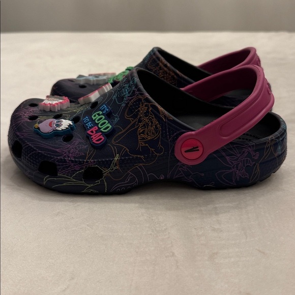 As good as NEW! CROCS Classic Disney Villains, sz J3 - Picture 5 of 12